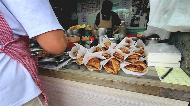 花莲警方发挥创意深化民眾防诈观念，结合在地美食「炸蛋葱油饼」，祭出100份限量葱油饼，推出快闪宣导活动，吸引不少民眾参加。（花莲县警局提供／罗亦晽花莲传真）