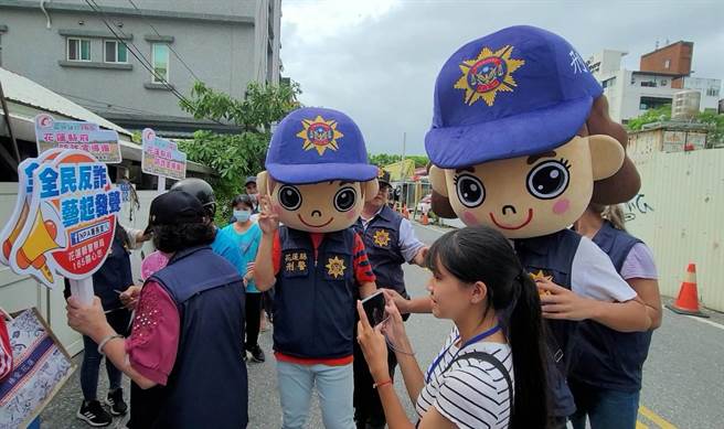 花莲警方发挥创意深化民眾防诈观念，结合在地美食「炸蛋葱油饼」，祭出100份限量葱油饼，推出快闪宣导活动，吸引不少民眾参加。（花莲县警局提供／罗亦晽花莲传真）