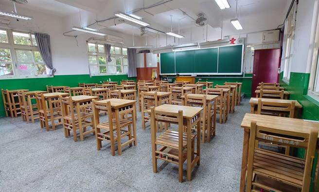 针对部分学校有汰换课桌椅需求，台北市教育局表示，若汰换补助年度前即有不堪使用之情形，且没有可以移拨课桌椅时，学校可由年度预算中自行支应购买新的课桌椅。（北市教育局提供／丁上程台北传真）