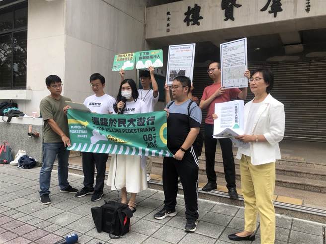 行人零死亡联盟发起「0820还路于民」路权游行，向3个政党总统参选人及交通部长王国材发出邀请「出来走路」。（陈佑诚摄）