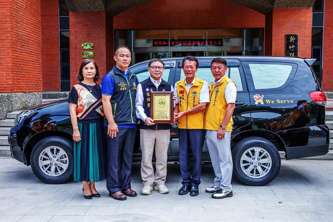 国际狮子会300G1区在新竹县议会捐赠巡防车，议长张镇荣（中）做见证，感谢慷慨捐赠，以实际行动帮助新丰地区乡亲。（新竹县议会提供／罗浚滨新竹传真）