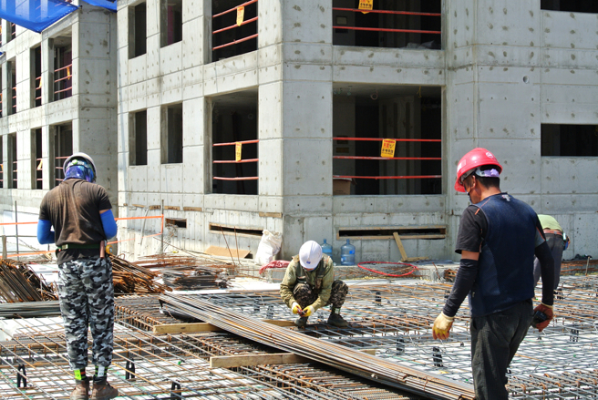 南韓安城市一棟9樓建築工地9日中午驚傳崩塌，導致2名越南移工遭活埋喪命。（示意圖／Shutterstock）
