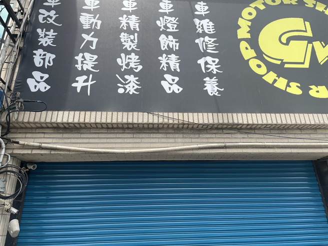 桃园市八德区介寿路二段某处民宅日前被人开车衝撞铁门。（八德警分局提供／陈梦茹桃园传真）