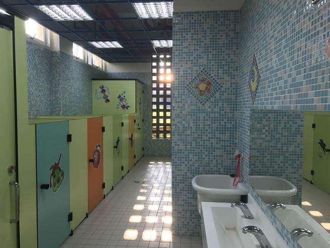 学甲区东阳国小厕所改建后焕然一新也充满童趣感。(台南市教育局提供／曹婷婷台南传真)