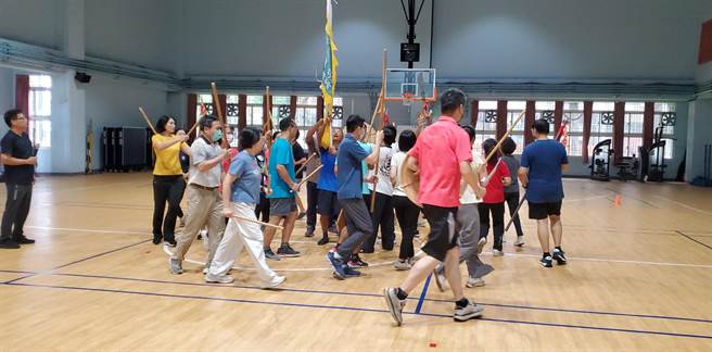 七崁武术黄应华师傅（中间穿蓝衣者）在七崁武术种子教师研习中传授国小老师跑连环阵。（周丽兰摄）