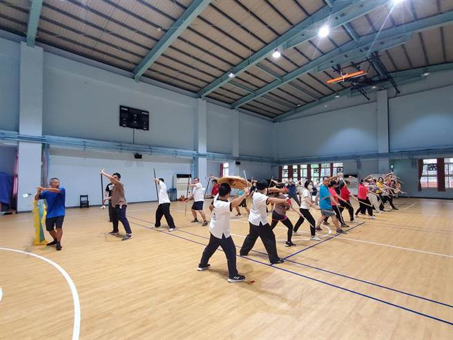 黄应华师傅（左一）在七崁武术种子教师研习中传授国小老师跑连环阵。（周丽兰摄）