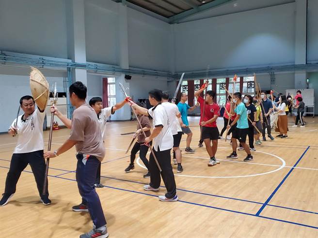 国小老师们各持兵器学习七崁武术连环阵十分投入。（周丽兰摄）