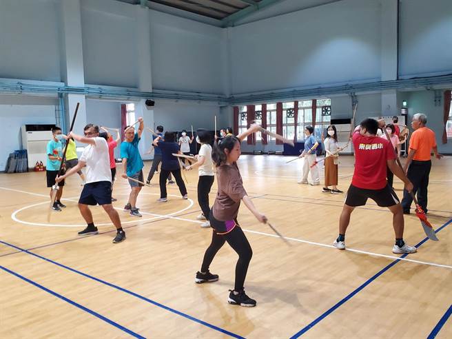 阵头跑法复杂，除了要记忆阵型，还要有个人武术展现。（周丽兰摄）