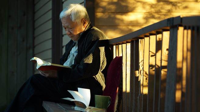 王庆麟自《创世纪》、《幼狮文艺》到联合报副刊从事编辑工作近40年，对提携文坛青年后辈不遗余力。（北市文化局提供）