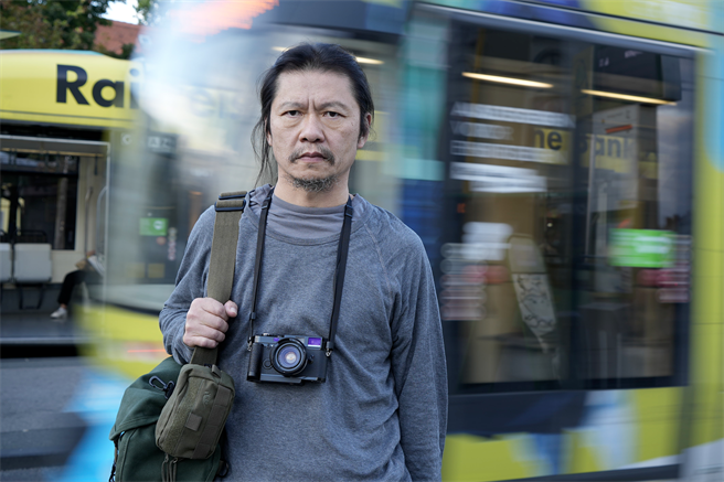 张乾琦是纪实摄影创作者，长年专注地缘政治、边缘族群等题材，时常深入险境拍摄。（北市文化局提供）