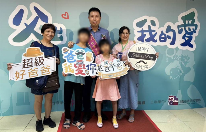 桃園市中壢警分局警員郭子鳴（中），因女兒是聽損者，他積極為聽障族群爭取相關權益。（中壢警分局提供／呂筱蟬桃園傳真）