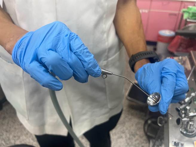 大甲李综合医院耳鼻喉科医师林金生使用耳鼻喉抽吸管抓虫。（陈淑娥摄）