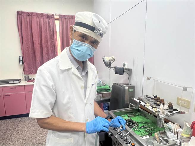 大甲李综合医院耳鼻喉科医师林金生在患者耳内发现7只蛆，表示相当罕见。（陈淑娥摄）