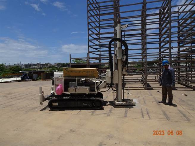 人员现地钻堡调查地下掩埋物及土壤分析。（翻摄照片／洪靖宜高雄传真）