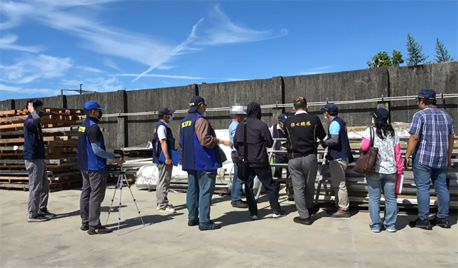 环保局、环保署人员与保七总队人员至现场稽查情形。（翻摄照片／洪靖宜高雄传真）