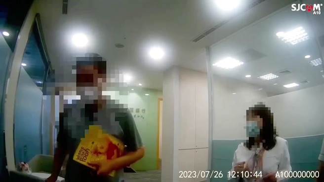 鄭男在警方及行員勸說下，才打消匯款念頭。（翻攝照片／林郁平台北傳真）