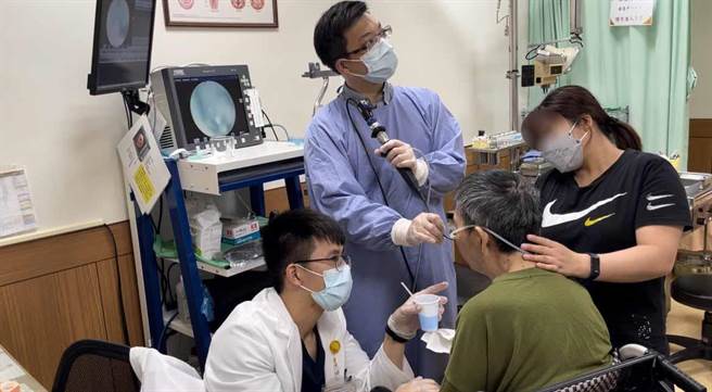 彰化1名83岁陈姓老翁开口进食常被呛到，加上有帕金森氏症造成吞咽功能退化，连带产生声带闭合不全情况，求诊员荣医院復健科。(员荣医院提供／吴建辉彰化传真)