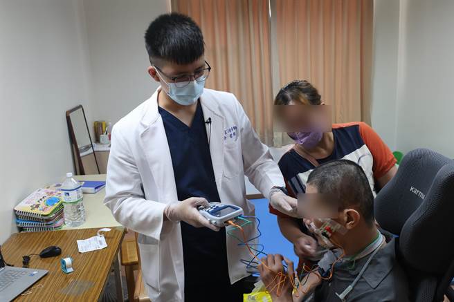 员荣斥资百万购买全彰化第1部VistalStim Plus机器(4频道蓝芽连线电刺激吞咽治疗仪)。(员荣医院提供／吴建辉彰化传真)