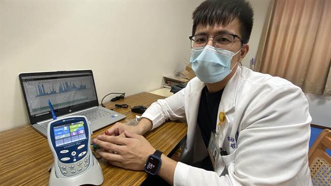 復健科语言治疗师许哲维说，严重的吞咽困难容易造成吃东西或喝水不慎呛咳，进而引发吸入性肺炎，严重会导致呼吸衰竭、败血性休克，甚至死亡等。(员荣医院提供／吴建辉彰化传真)