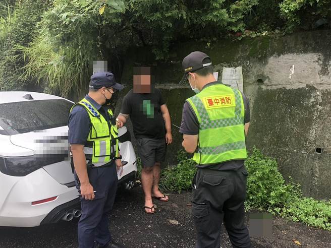 男子感情受挫开车直奔头汴山区，家人收到诀别简讯报警，警方经一小时搜山才找到他，经劝导终于让他打消不好的念头。（太平警分局提供／冯惠宜台中传真）