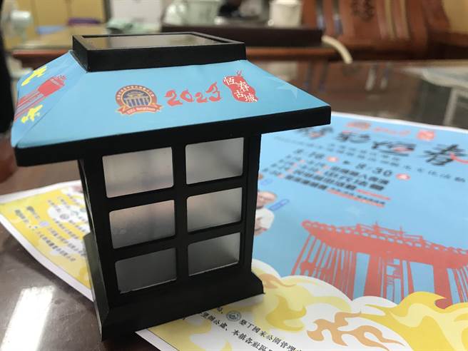 恆春年度盛事「中元搶孤」將於30日登場，今年鎮公所擴大舉辦，除提高冠軍獎金至35萬外，還準備3000份LED燈籠讓遊客在活動期間可以打卡或發票免費兌換。（謝佳潾攝）