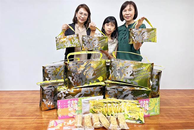 台灣香蕉研究所推出「香蕉柏金包」，盼搶攻秋節送禮商機。（林和生攝）