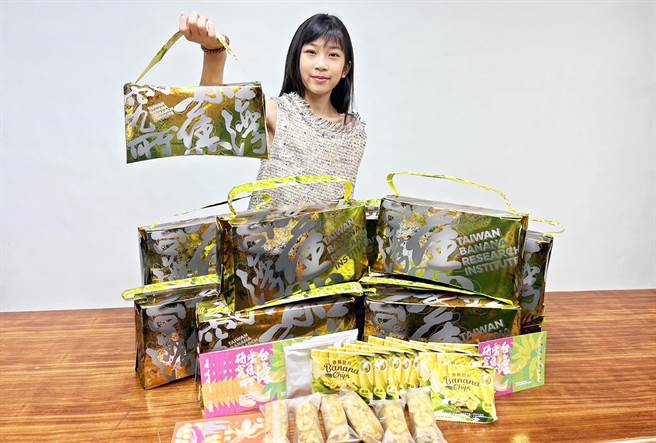 以高貴柏金包作發想，台灣香蕉研究所推出限量禮盒，搶攻秋節送禮商機。（林和生攝）