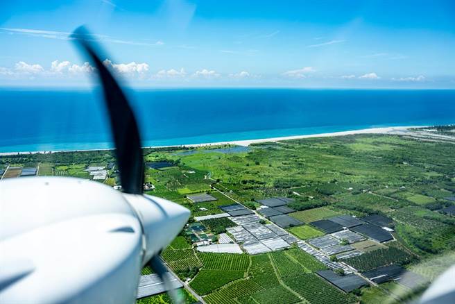 屏县府结合安捷航空将于9月8日至10日推出恒春空中游览行程，以「空中法拉利」带领游客飞上恒春天际，每人只要4500元，限量117名。（屏县府提供／谢佳潾屏东传真）