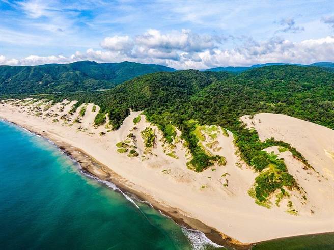 屏县府结合安捷航空将于9月8日至10日推出恒春空中游览行程，以「空中法拉利」带领游客飞上恒春天际，每人只要4500元，限量117名。（屏县府提供／谢佳潾屏东传真）