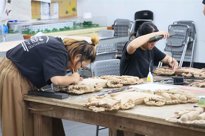 木雕研習營學員專心創作。（苗栗縣政府提供／李京昇苗栗傳真）