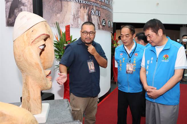 策展人介紹義大利甘地.塔萬修的創作。（苗栗縣政府提供／李京昇苗栗傳真）