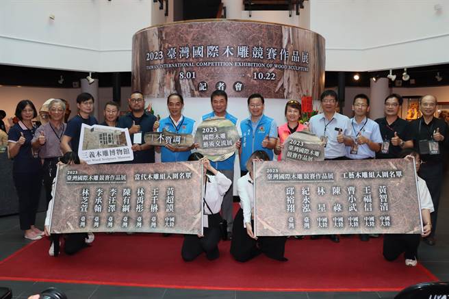 縣長鍾東錦揭曉工藝木雕組和當代木雕組的入圍名單。（苗栗縣政府提供／李京昇苗栗傳真）