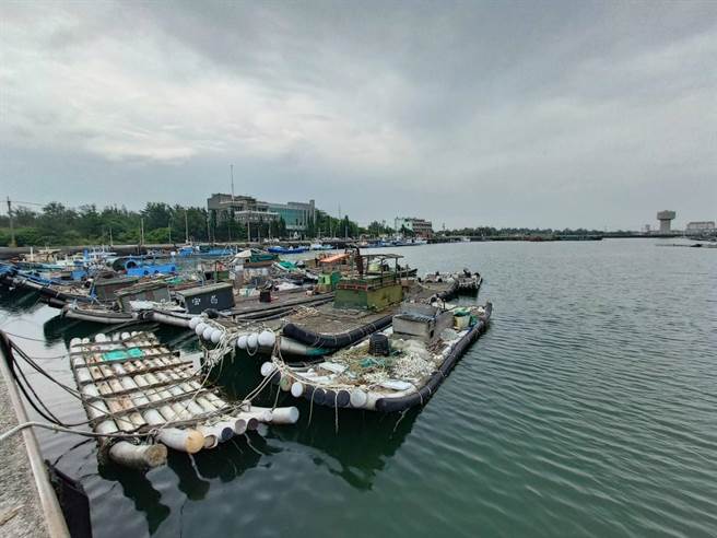 云林县口湖乡渔民建议近海沙洲发展太阳能，解决淤沙与绿能争地问题。（张朝欣摄）