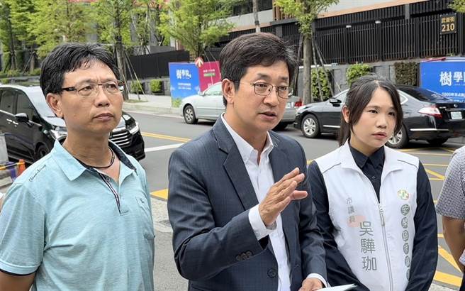 立法委员蔡适应（中）与基隆市议员吴骅珈（右）举办会勘，向中央争取经费改善大武崙通学步道。（蔡适应服务处提供／张志康基隆传真）