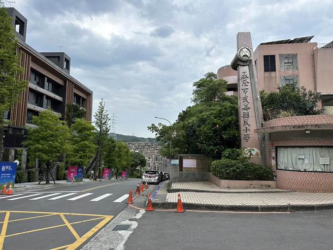 立法委员蔡适应与基隆市议员吴骅珈举办会勘，向中央争取经费改善大武崙通学步道。（蔡适应服务处提供／张志康基隆传真）