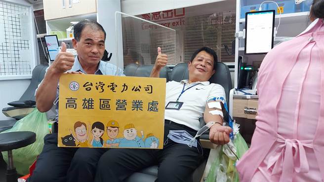 捐血次数分别达190次及156次的新供课长施庆忠(左)、业务经理林国强(右)不仅认真捐出自己的热血，也号召其他同仁一起加入捐血行列。（柯宗纬翻摄）