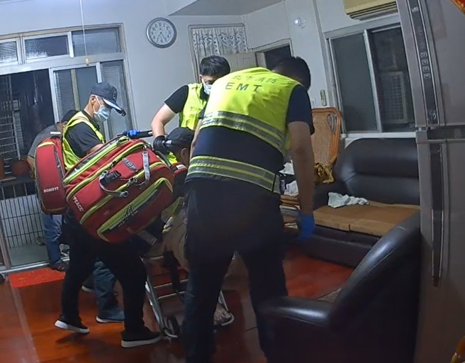警方發現林婦倒在客廳失去意識，立即通知救護人員將她送醫，所幸救治後無大礙。（警方提供）