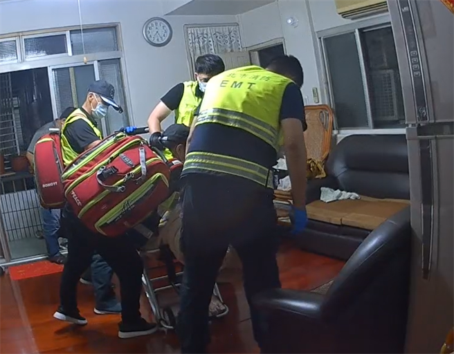 永和區82歲獨居老婦失聯兩天，倒臥客廳失去意識，緊急送醫（新北警永和分局提供）