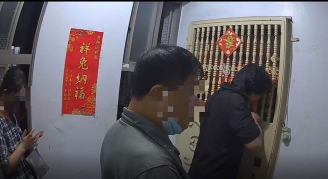 獨居老婦失聯兩天，警員夥同里長和鎖匠協助開門。（新北警永和分局提供）