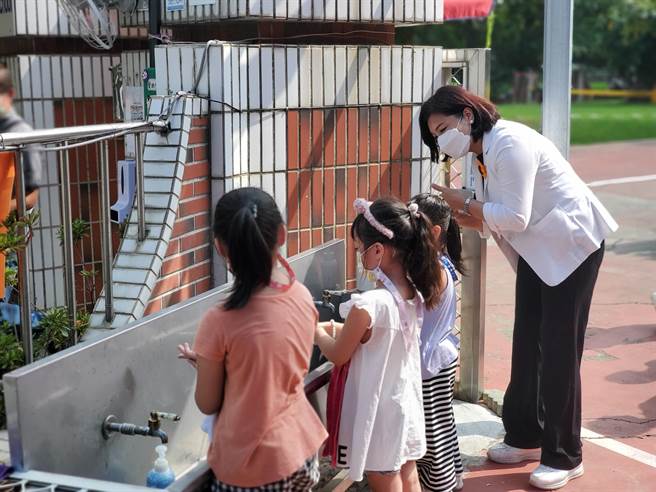 云林县出生数逐年下降，云林县长张丽善表示，未来是否裁併校，尊重家长的意见。图为她视察一家幼儿园。（周丽兰摄）