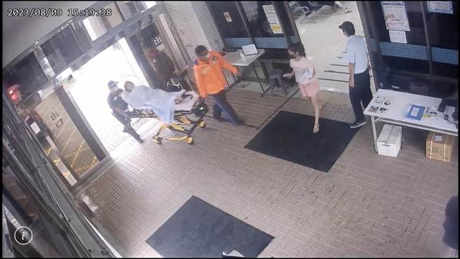 47岁范姓女子9日下午在后壁湖潮间带突遭闪电电击，倒地不起，幸家人在旁马上替她CPR，救回一命。（恒春旅游医院提供／谢佳潾屏东传真）