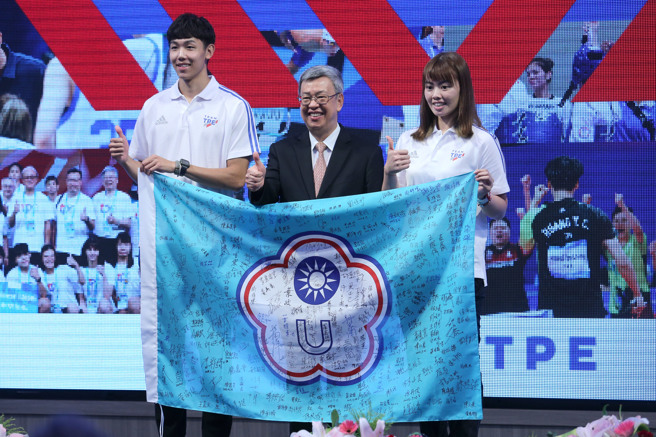 中華代表團在成都世大運共奪得10面金牌、17面銀牌和19面銅牌，共計46面獎牌，創下世大運在境外舉辦的最佳成績。行政院長陳建仁（中）9日出席中華代表團返國餐會，男子400跨欄奪金的彭名揚（左）、羽球混雙金牌李佳馨（右）代表致贈全體代表團簽名團旗。（黃世麒攝）