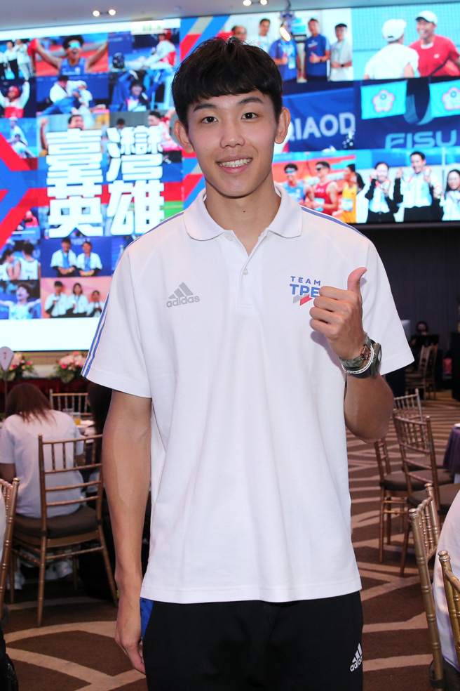 中華代表團在成都世大運共奪得10面金牌、17面銀牌和19面銅牌，共計46面獎牌，創下世大運在境外舉辦的最佳成績。就讀國立體大的彭名揚在田徑男子400公尺跨欄決賽跑出48秒62佳績摘金，打破高懸22年全國紀錄，成為首位奪得世大運400欄金牌的台灣選手，也確定進軍明年的巴黎奧運。（黃世麒攝）