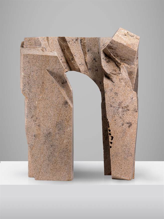 朱铭〈太极系列—太极拱门〉系列作品充份呈现朱铭的雕刻语汇。（亚洲艺术中心提供）