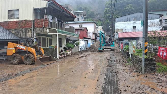 台中市救災隊挺進部落幫忙清除巷道土石流，若是承租國有土地受災戶可申請國有耕地租金減免、修復房屋等。（民眾提供／楊靜茹南投傳真）