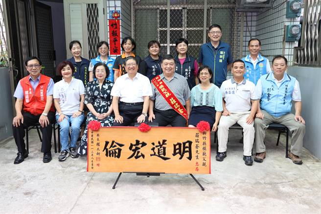 竹東鎮莊瑞蒼（前排右四）因照顧智能障礙的兒子，投入身障福利事業，今年獲得縣府給力爸爸榮譽。（新竹縣府提供／邱立雅竹縣傳真）