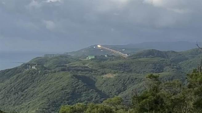 九鹏基地9日挥别意外阴霾，进行飞弹试射传出轰然巨响，共发射2枚过程顺利。（民眾提供／谢佳潾屏东传真）