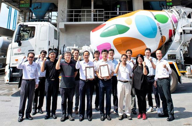（國產建材持續超前部署碳競爭策略，近期「碳礦化混凝土」，通過台灣營建研究院新材料新工法國家級驗證。圖／國產建材提供）