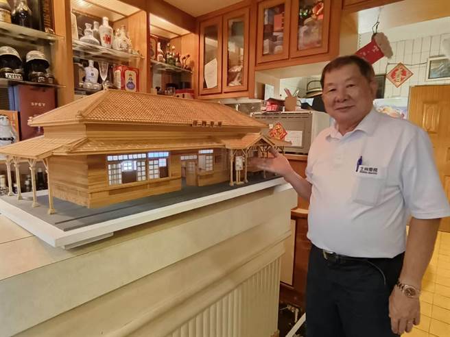 林荣山完成北门车站桧木模型建筑，特别打灯感觉更有气氛。（廖素慧摄）