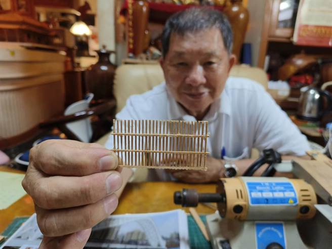 林荣山动脑筋、用新工法制做桧木模型建筑的细项零件获好评。（廖素慧摄）